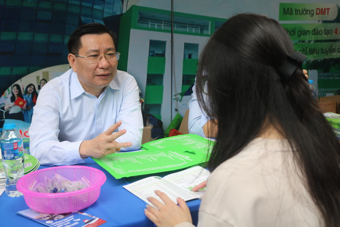 Trao đổi với phóng viên Tạp chí điện tử Giáo dục Việt Nam, Phó giáo sư, Tiến sĩ Hoàng Anh Huy - Hiệu trưởng Trường Đại học Tài nguyên và Môi trường Hà Nội cho biết: “Với truyền thống hơn 70 năm đào tạo, Trường Đại học Tài nguyên và Môi trường Hà Nội là địa chỉ tin cậy cho học sinh và phụ huynh. Với phương châm học đi đôi với hành, sinh viên nhà trường ngay từ năm nhất đã được đi thực hành, thực tập để cọ xát, bồi dưỡng thêm kiến thức và kỹ năng nghề nghiệp, giúp sinh viên khi tốt nghiệp có đủ tự tin bước vào thị trường lao động”. Hình ảnh Phó giáo sư Hoàng Anh Huy đang tư vấn cho thí sinh. gdvn (13).JPG