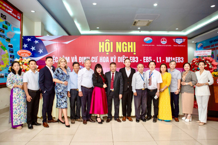 Các đại biểu chụp ảnh lưu niệm tại hội thảo. k1.jpg