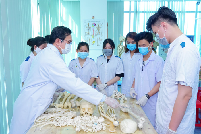 Chương trình đào tạo tại Trường Cao đẳng Đại Việt Sài Gòn được thiết kế với 70% thời lượng là thực hành. Y hoc co truyen DSC00751.jpg