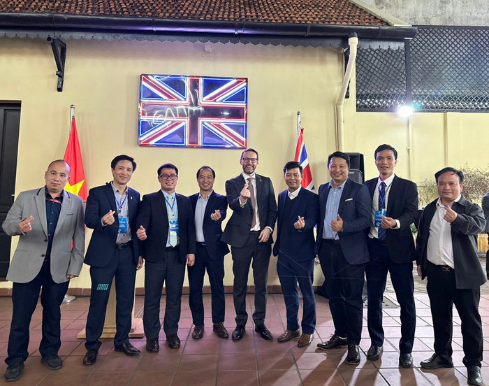 Tiến sĩ Chu Đình Tới Tới (thứ 4 từ phải sang) cùng đại biểu chụp ảnh với Đại sứ Vương Quốc Anh Iain Frew (ở giữa) trong khuôn khổ Hội thảo kết nối mạng lưới sức khoẻ UK và Việt Nam 2024 4.jpg