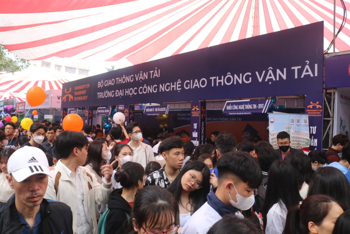 Gian hàng tư vấn tuyển sinh của Trường Đại học Công nghệ Giao thông vận tải gdvn (23).JPG