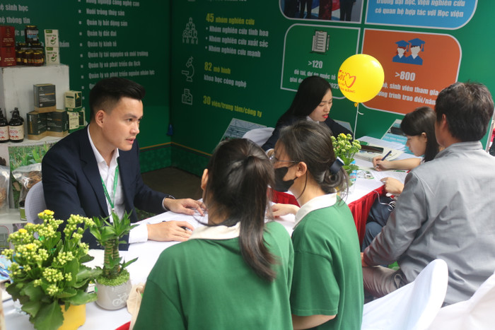 Thí sinh lắng nghe tư vấn tuyển sinh tại gian hàng của Học viện Nông nghiệp Việt Nam gdvn (16).JPG