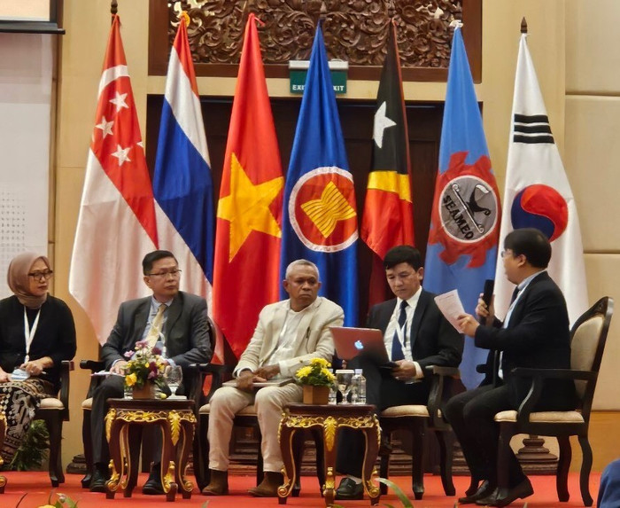 Phó Cục trưởng Cục Quản lý chất lượng Phạm Quốc Khánh (người ngồi thứ 2, từ phải sang) tại cuộc họp Ban chỉ đạo khu vực lần 14 và Hội nghị khu vực cấp cao SEA.PLM, Campuchia ngày 23/2/2024 b8a7f37f0f23a37dfa32.jpg