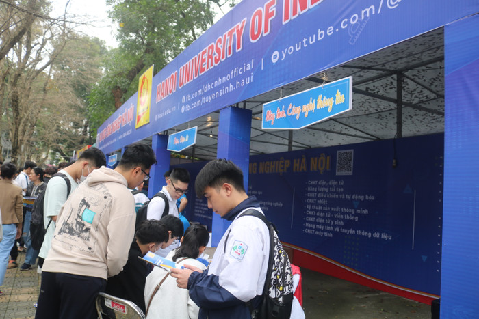 Gian hàng tư vấn tuyển sinh của Trường Đại học Công nghiệp Hà Nội gdvn (14).JPG