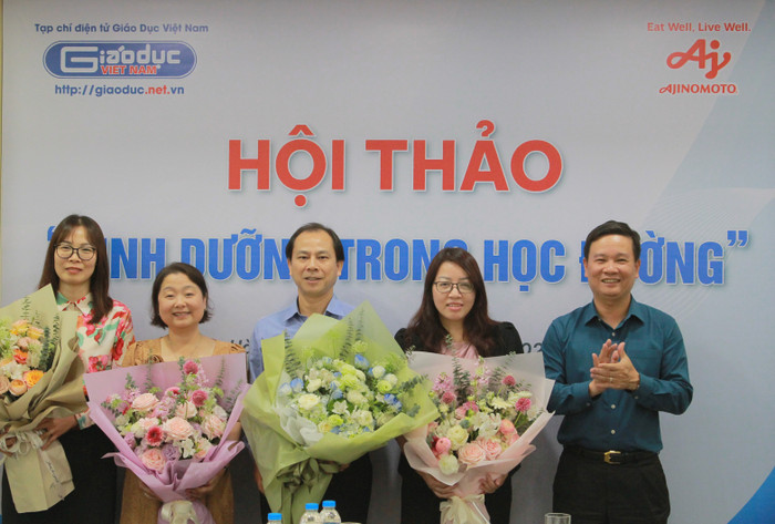 Tổng biên tập Nguyễn Tiến Bình tặng hoa và gửi lời cảm ơn tới các chuyên gia khách mời. Ảnh: Mạnh Đoàn GDVN-HT (2).JPG