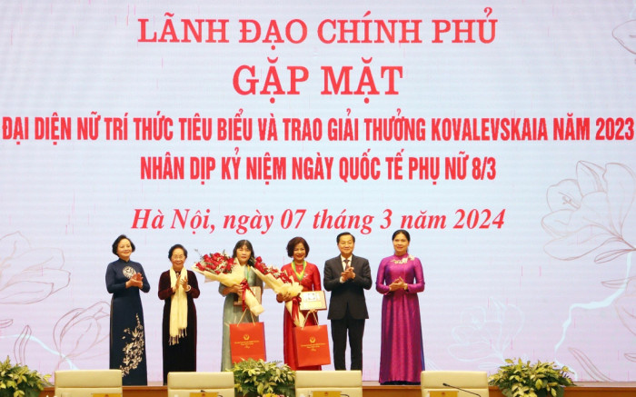 Phó Thủ tướng Lê Minh Khái; nguyên Phó Chủ tịch nước, Chủ tịch Ủy ban Giải thưởng Kovalevskaia Nguyễn Thị Doan; Bộ trưởng Bộ Nội vụ Phạm Thị Thanh Trà; Chủ tịch Hội Liên hiệp Phụ nữ Việt Nam Hà Thị Nga chúc mừng 2 nhà khoa học nữ được trao Giải thưởng Kovalevskaia năm 2023 là Phó giáo sư Đào Việt Hà và Giáo sư Hoàng Thị Thái Hòa (áo dài màu xanh). Ảnh: Đại học Huế 20240308_084644_z5226602954981a7202060e3e8f3c9c2b93b2657128544-1709810202961625064010-25-491-1305-2539-crop-17098106795661225504950-3-69-1197-1980-crop-17098106987361250533240 (1).jpg