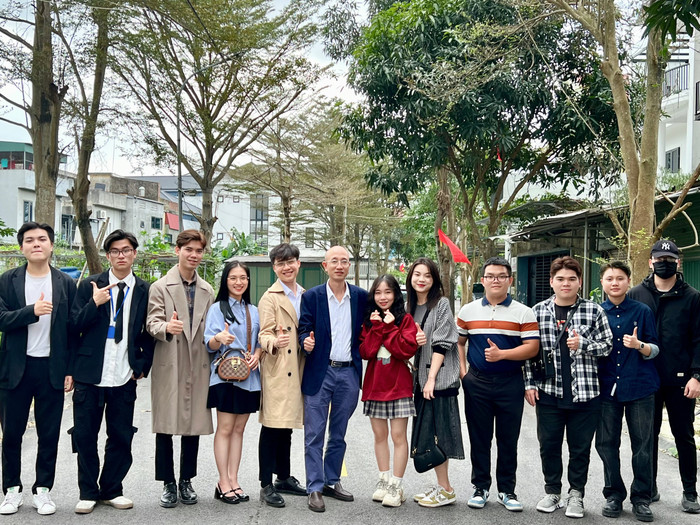 Công chia sẻ mong muốn trở về trường cấp 3 để tiếp tục thực hiện ước mơ nghề giáo của mình. Ảnh Công (áo vàng ở giữa) chụp cùng thầy giáo chủ nhiệm cấp 3 và các bạn. Ảnh: NVCC cfbaccd8964f3b11625e (1).jpg