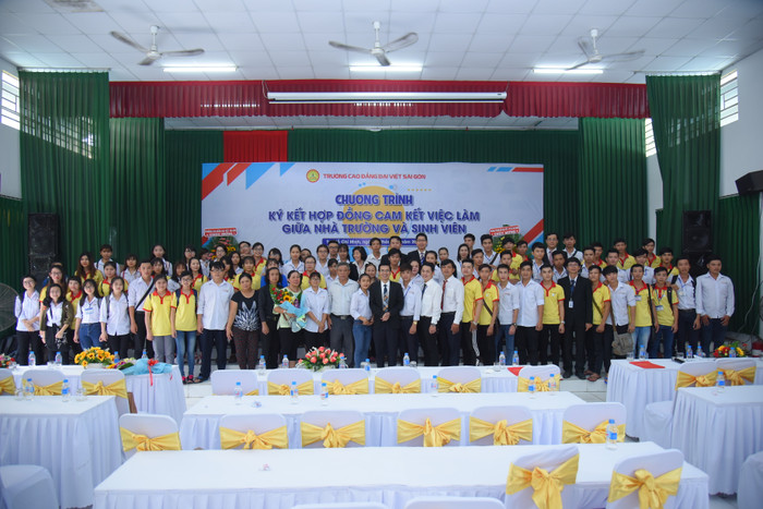 Trường Cao đẳng Đại Việt Sài Gòn tổ chức Chương trình Ký kết hợp đồng cam kết việc làm giữa nhà trường và sinh viên. NHV_5799.JPG