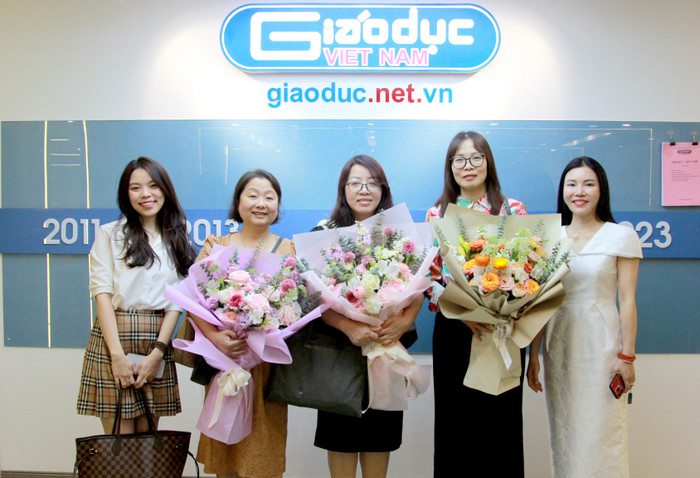 Các chuyên gia khách mời chụp ảnh lưu niệm cùng cán bộ Tạp chí điện tử Giáo dục Việt Nam. Ảnh: Mạnh Đoàn GDVN-HT (10).JPG