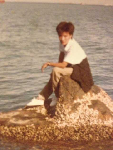 Tuy nhiên với vóc dáng gầy gò, nam ca sĩ trông có phần 'nữ tính'