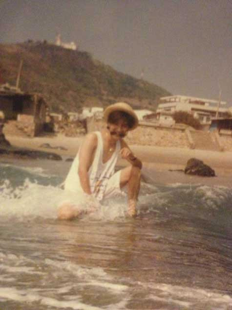 Tuy nhiên với vóc dáng gầy gò, nam ca sĩ trông có phần 'nữ tính'