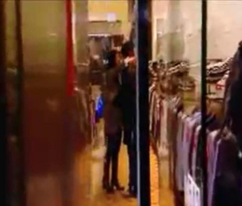 Bên cạnh đó, anh còn chia sẻ khoảnh khắc khi bước vào cửa hàng thời trang, anh ôm và hôn cô gái được giới thiệu là vợ mình