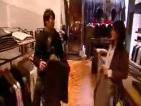 Theo như chia sẻ, vợ của Thanh Bùi làm nghề thiết kế thời trang, cô có cửa hàng quần áo ở Richmond (Ảnh cắt từ clip)