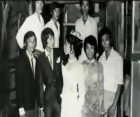 Trong clip phỏng vấn của chương trình Australia Idol 2008, Thanh Bùi chia sẻ bức ảnh cưới (Ảnh cắt từ clip)