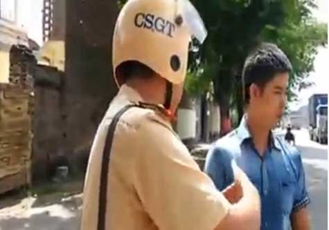 Người tài xế nhất quyết không đứa giấy tờ nếu CSGT không chỉ ra được lỗi vi phạm