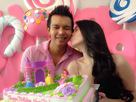 Cô nàng dành tặng cho anh một nụ hôn như lời cảm ơn chân thành nhất Cô nàng dành tặng cho anh một nụ hôn như lời cảm ơn chân thành nhất