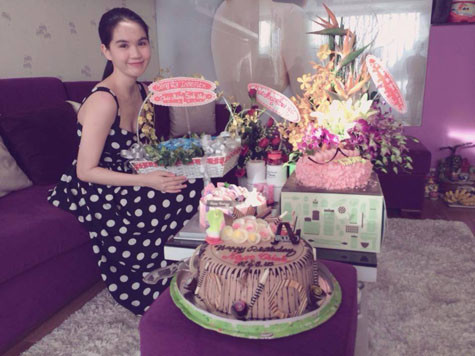 Ngọc Trinh nhận được rất nhiều quà của người hâm mộ trong dịp sinh nhật của cô vào ngày 27/9 vừa qua Ngọc Trinh nhận được rất nhiều quà của người hâm mộ trong dịp sinh nhật của cô vào ngày 27/9 vừa qua