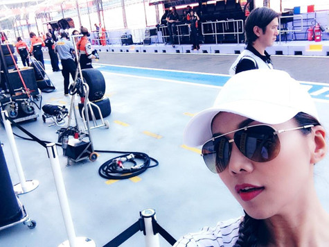 Thanh Hằng vui vẻ tại trường đua xe