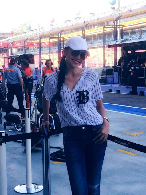 Cô nở nụ cười rạng rỡ trước ống kính