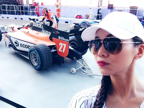 Người đẹp "chu môi" tạo dáng tại trường đua.