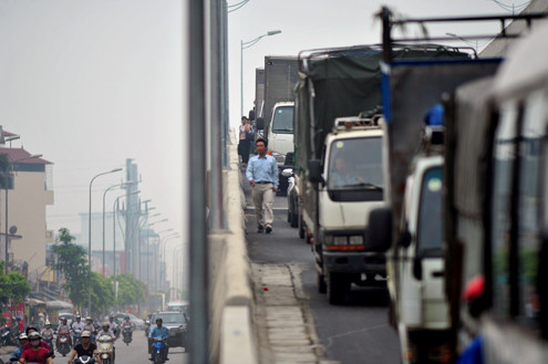 Một số người đi trên xe khách cũng không đủ kiên nhẫn, phải xin tài xế xuống đi bộ.