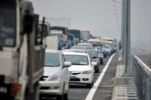 Các tài xế sốt ruột xuống xe để nghe ngóng tình hình.