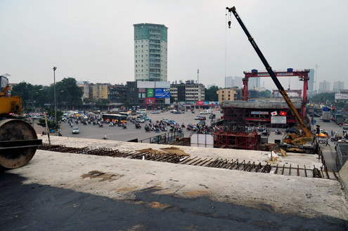 Gói thầu này dài 3.267m trong tổng chiều dài 8.912m (gồm 385m đường dẫn và 8.527m cầu cạn) chạy suốt từ phía sau cầu vượt Mai Dịch đến phía Bắc hồ Linh Đàm. Dự án có tổng đầu tư 5.547 tỷ đồng, sử dụng nguồn vốn vay ODA của Chính phủ Nhật Bản thông qua Cơ quan hợp tác quốc tế Nhật Bản (JICA), chia thành 3 gói thầu xây lắp chính, dự kiến sẽ hoàn thành toàn bộ vào quý I/2013.