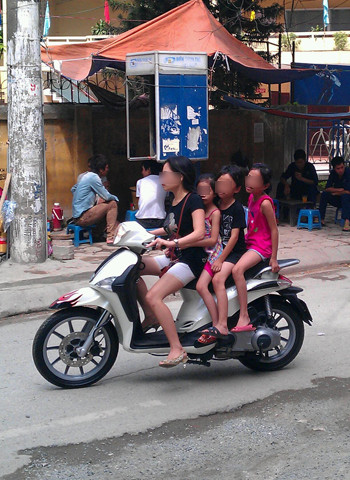 Chụp ngày 27/06/2012 trên phố Thái Thịnh - Hà Nội. Ảnh: Đinh Bảo Việt. Chụp ngày 27/06/2012 trên phố Thái Thịnh - Hà Nội. Ảnh: Đinh Bảo Việt.