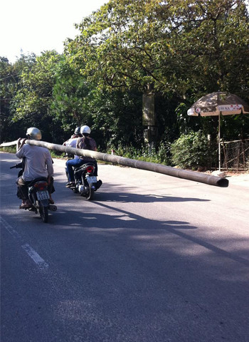 Chở hàng cồng kềnh tại Huế. Ảnh: Nguyễn Đại Hiệp. Chở hàng cồng kềnh tại Huế. Ảnh: Nguyễn Đại Hiệp.