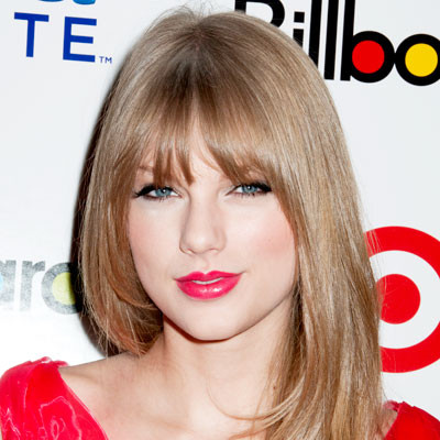 Phá cách hiếm hoi với tóc thẳng và mái bằng.