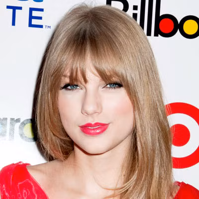 Phá cách hiếm hoi với tóc thẳng và mái bằng.