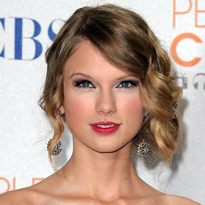 Cô thường có sự phá cách với mái tóc xoăn như thả sang một bên, hoặc búi cao.