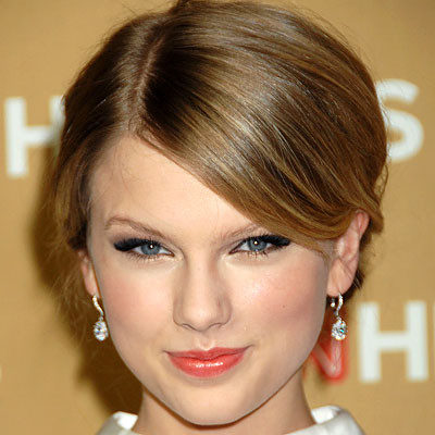 Quý phái với kiểu tóc búi cao.