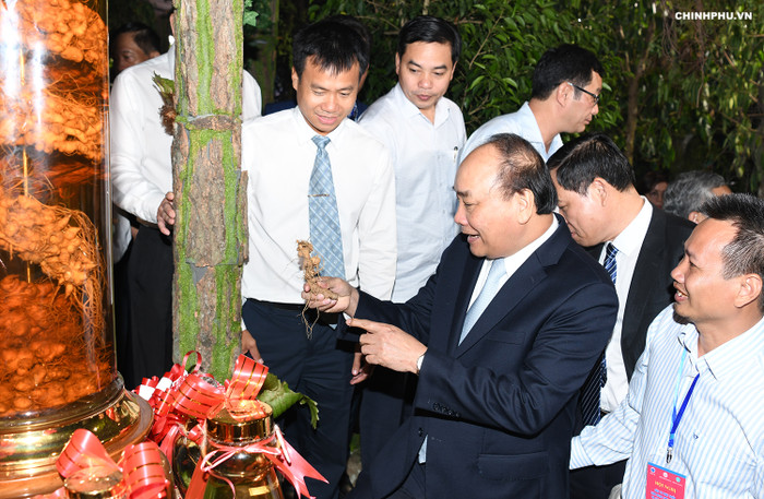 Thủ tướng tham quan sản phẩm. (Ảnh: VGP) Thủ tướng tham quan sản phẩm. (Ảnh: VGP)
