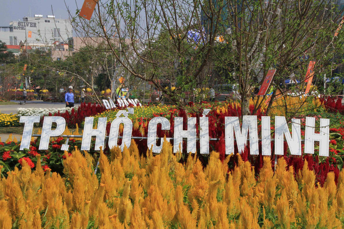 “Bản đồ Việt Nam bằng hoa lớn nhất” là một trong những hạng mục thuộc khu vực cầu Rồng được Công ty DHC tài trợ 100% kinh phí trang trí hưởng ứng theo sự chỉ đạo của lãnh đạo TP Đà Nẵng về việc trang trí đô thị đón Xuân Ất Mùi 2015. “Bản đồ Việt Nam bằng hoa lớn nhất” là một trong những hạng mục thuộc khu vực cầu Rồng được Công ty DHC tài trợ 100% kinh phí trang trí hưởng ứng theo sự chỉ đạo của lãnh đạo TP Đà Nẵng về việc trang trí đô thị đón Xuân Ất Mùi 2015.