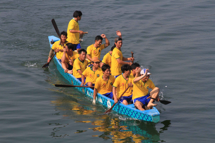 Kết quả: Giải nhất thuyền đua nữ thuộc về đội đua thuyền quận Cẩm Lệ (Đà Nẵng). Giải Nhất thuyền đua nam thuộc về đội đua thuyền thị trấn Lăng Cô (Thừa Thiên - Huế). Theo người dân cho biết, người xưa tổ chức Lễ hội đua thuyền vào ngày đầu xuân để khai thông sông rạch với ước muốn cầu mong mưa thuận, gió hòa. Làng nào giành chiến thắng trong cuộc đua thì năm đó sẽ gặp nhiều may mắn, làm ăn phát đạt.