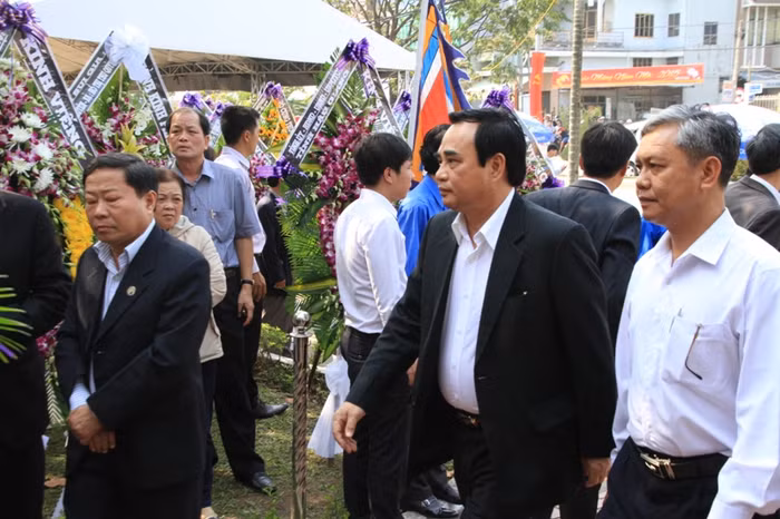 Nguyên Chủ tịch UBND TP Đà Nẵng Văn Hữu Chiến (người thứ hai từ phải qua, vừa mới nghỉ hưu) đến viếng ông Nguyễn Bá Thanh chiều nay. Ông Chiến từng tâm sự về ông Thanh "nhìn thì nghiêm khắc bề ngoài, nhưng với anh em rất tình cảm. Tính cách đó luôn được thể hiện rõ".