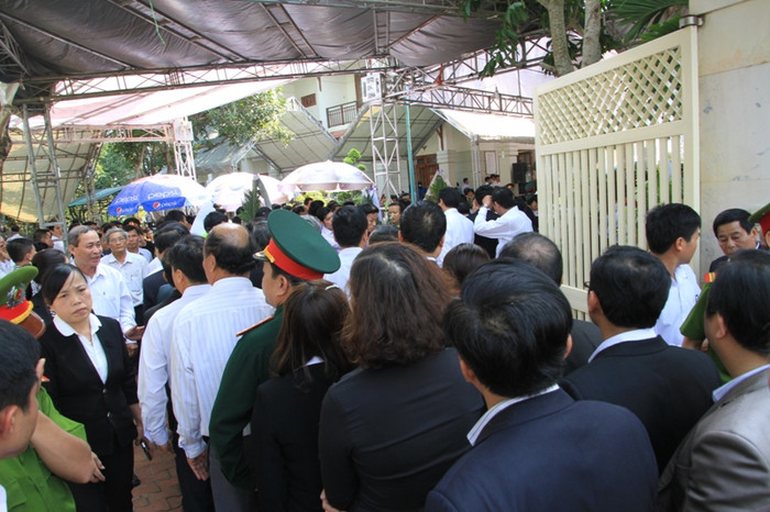 Dòng người đến viếng ông Nguyễn Bá Thanh ngày một đông. Ai cũng ngậm ngùi, xót xa, thương tiếc... Dòng người đến viếng ông Nguyễn Bá Thanh ngày một đông. Ai cũng ngậm ngùi, xót xa, thương tiếc...