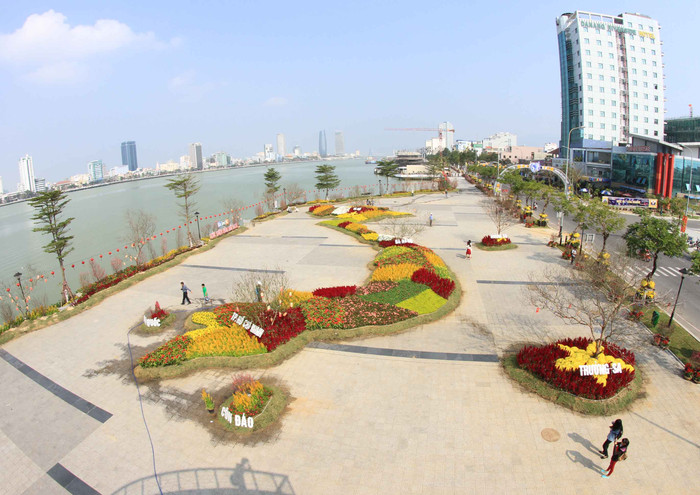 Tết Ất Mùi năm nay, du khách khi đến thành phố Đà Nẵng sẽ được chứng kiến "Bản đồ Việt Nam bằng hoa lớn nhất" bên sông Hàn thơ mộng... Tết Ất Mùi năm nay, du khách khi đến thành phố Đà Nẵng sẽ được chứng kiến "Bản đồ Việt Nam bằng hoa lớn nhất" bên sông Hàn thơ mộng...