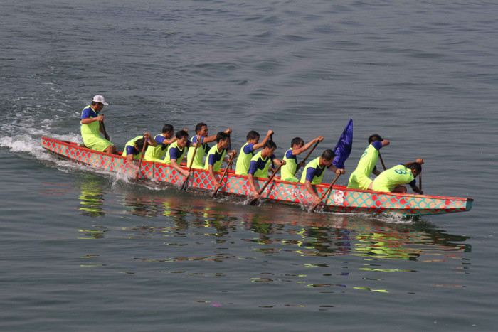 ...dưới sông các đội đua thi đấu hết mình.