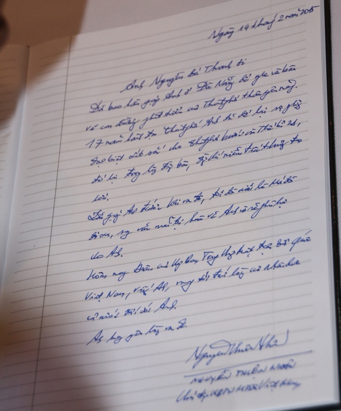 "Anh Nguyễn Bá Thanh ơi! Đã bao lần gặp Anh ở Đà Nẵng để nghe và bàn về con đường phát triển của thành phố thân yêu này. 17 năm lãnh đạo thành phố, Anh đã để lại sự nghiệp đặc biệt xuất sắc cho thành phố bước vào thế kỷ 21, để lại trong lòng đồng bào, đồng chí niềm tiếc thương to lớn. Lần gặp trước khi Anh ra đi, tôi đã nói là Má đã đi xa, song vẫn mãi tự hào về Anh và sẽ phù hộ cho Anh. Hôm này, Đoàn của Ủy ban Trung ương MTTQ Việt Nam viếng Anh, mang tới tấm lòng của nhân dân cả nước đối với Anh. Anh hãy yên lòng ra đi!”, ông Nguyễn Thiện Nhân viết trong sổ tang. "Anh Nguyễn Bá Thanh ơi! Đã bao lần gặp Anh ở Đà Nẵng để nghe và bàn về con đường phát triển của thành phố thân yêu này. 17 năm lãnh đạo thành phố, Anh đã để lại sự nghiệp đặc biệt xuất sắc cho thành phố bước vào thế kỷ 21, để lại trong lòng đồng bào, đồng chí niềm tiếc thương to lớn. Lần gặp trước khi Anh ra đi, tôi đã nói là Má đã đi xa, song vẫn mãi tự hào về Anh và sẽ phù hộ cho Anh. Hôm này, Đoàn của Ủy ban Trung ương MTTQ Việt Nam viếng Anh, mang tới tấm lòng của nhân dân cả nước đối với Anh. Anh hãy yên lòng ra đi!”, ông Nguyễn Thiện Nhân viết trong sổ tang.