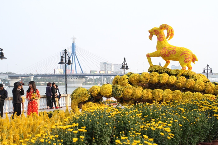 Đường hoa xuân Bạch Đằng năm nay có chủ đề "Đà Nẵng - Rực rỡ sắc Xuân"... Đường hoa xuân Bạch Đằng năm nay có chủ đề "Đà Nẵng - Rực rỡ sắc Xuân"...