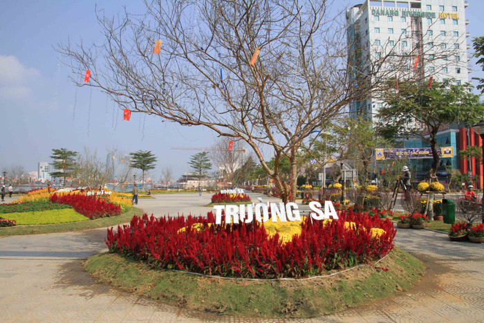 Đặc biệt, hai quần đảo của Việt Nam là Hoàng Sa và Trường Sa đã được thể hiện bằng những giỏ hoa đặc sắc, rực rỡ... Đặc biệt, hai quần đảo của Việt Nam là Hoàng Sa và Trường Sa đã được thể hiện bằng những giỏ hoa đặc sắc, rực rỡ...