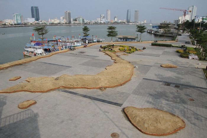 Hiện tại, đơn vị thi công đang gấp rút hoàn thành "bản đồ Việt Nam" bằng hoa... Hiện tại, đơn vị thi công đang gấp rút hoàn thành "bản đồ Việt Nam" bằng hoa...