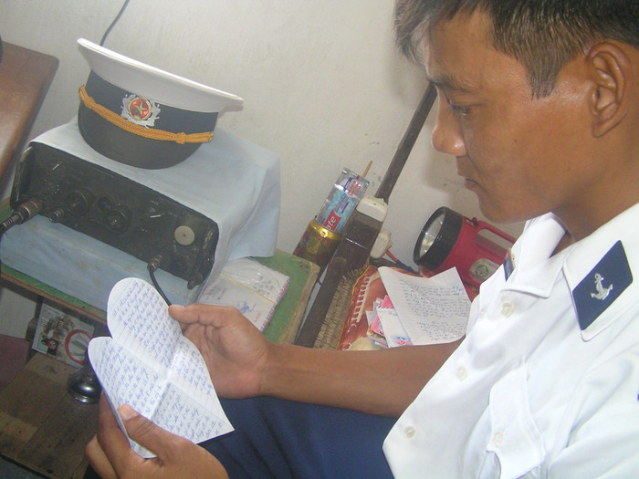 Những cánh thư từ đất liền như tiếp thêm sức mạnh cho người lính đảo.... Những cánh thư từ đất liền như tiếp thêm sức mạnh cho người lính đảo....