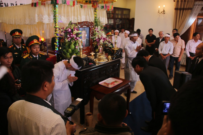 Chiều 14/2, nguyên Thủ tướng Phan Văn Khải cũng đã đến viếng ông Nguyễn Bá Thanh và ghi trong sổ tang: “Xin vĩnh biệt chú Nguyễn Bá Thanh – người đồng chí, người anh em thân thiết của tôi. Nguyễn Bá Thanh là con người của công việc, hết lòng lo cho dân, cho nước; con người năng động, sáng tạo trong chủ trương và tổ chức thực hiện Nghị quyết của Đảng, luôn hoàn thành xuất sắc nhiệm vụ được Đảng giao phó. Đồng chí Nguyễn Bá Thanh vĩnh biệt chúng ta, nhưng những thành tựu làm thay đổi nhanh chóng bộ mặt TP Đà Nẵng ngày càng hiện đại, khang trang, văn minh sẽ được nhân dân tôn vinh qua nhiều thế hệ”. Chiều 14/2, nguyên Thủ tướng Phan Văn Khải cũng đã đến viếng ông Nguyễn Bá Thanh và ghi trong sổ tang: “Xin vĩnh biệt chú Nguyễn Bá Thanh – người đồng chí, người anh em thân thiết của tôi. Nguyễn Bá Thanh là con người của công việc, hết lòng lo cho dân, cho nước; con người năng động, sáng tạo trong chủ trương và tổ chức thực hiện Nghị quyết của Đảng, luôn hoàn thành xuất sắc nhiệm vụ được Đảng giao phó. Đồng chí Nguyễn Bá Thanh vĩnh biệt chúng ta, nhưng những thành tựu làm thay đổi nhanh chóng bộ mặt TP Đà Nẵng ngày càng hiện đại, khang trang, văn minh sẽ được nhân dân tôn vinh qua nhiều thế hệ”.