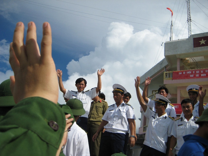 Phút chia tay lưu luyến giữa đoàn ra thăm đảo và những người lính đảo mến yêu. Phút chia tay lưu luyến giữa đoàn ra thăm đảo và những người lính đảo mến yêu.