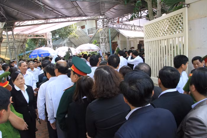 Dòng người đến viếng ông Nguyễn Bá Thanh ngày một đông. Ai cũng ngậm ngùi, xót xa, thương tiếc...