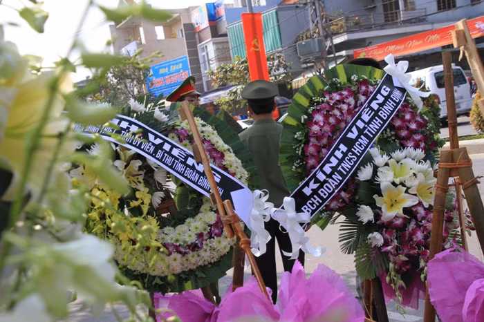 Chiều nay, nhiều vòng hoa, đoàn thể, đại diện của các tỉnh, thành trên mọi miền đất nước cũng đã về viếng ông Nguyễn Bá Thanh. Theo Ban Nội chính Trung ương, lễ truy điệu được tổ chức vào 9h30 ngày 16/2 (nhằm ngày 28 Tết Ất Mùi). Sau đó ông Thanh được an táng tại nghĩa trang gia tộc, xã Hòa Tiến, huyện Hòa Vang, TP Đà Nẵng.