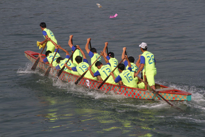 Các đội đua phải tranh tài ở cự ly 3.000m nam và 2.000m nữ...